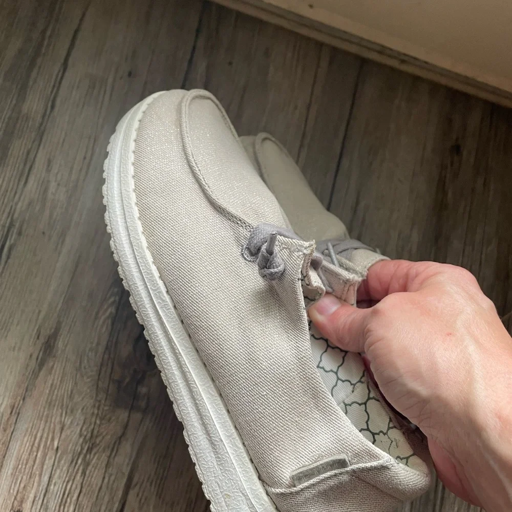 Hey Dude Wendy Cream Casual Shoes Excellent Condition sz 5
